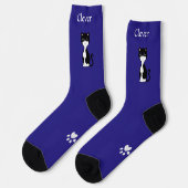 Schattige grappige tuxedo kat & poten op blauwe sokken (Links)