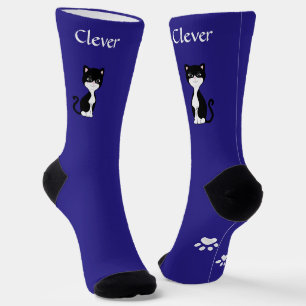 Schattige grappige tuxedo kat & poten op blauwe sokken