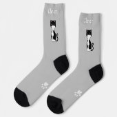 Schattige grappige tuxedo kat & poten op lichtgrij sokken (Links)