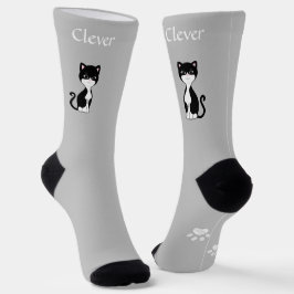 Schattige grappige tuxedo kat & poten op lichtgrij sokken