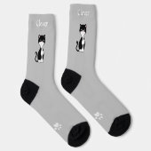 Schattige grappige tuxedo kat & poten op lichtgrij sokken (Rechts)