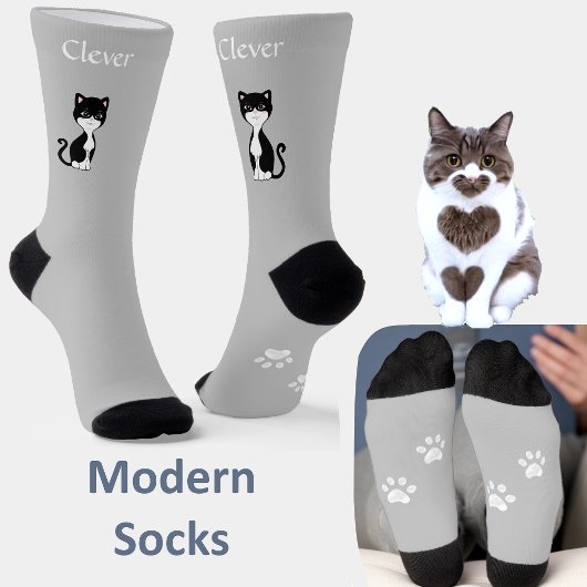 Schattige grappige tuxedo kat & poten op lichtgrij sokken
