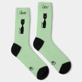 Schattige grappige zwarte kat & poten op lichtgroe sokken (Rechts)