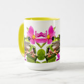 Schattige Green Frog Omgeven door Pink Flowers Mok (Voorkant links)