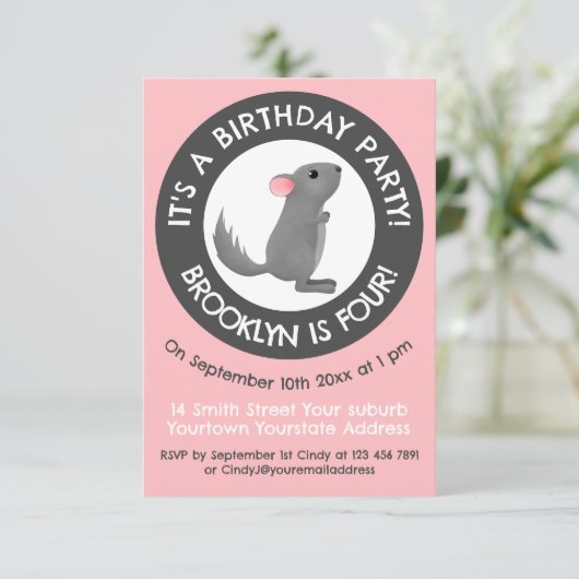 Schattige grijs chinchilla cartoon verjaardagsuitn kaart (Staand voorkant)