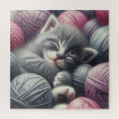 Schattige grijs en wit kitten napping in garen legpuzzel (Verticaal)