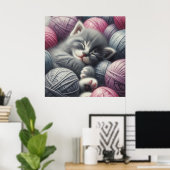Schattige grijs en wit kitten napping in garen poster (Thuiskantoor)