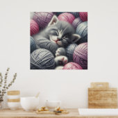 Schattige grijs en wit kitten napping in garen poster (Keuken)