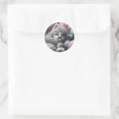 Schattige grijs en wit kitten napping in garen ronde sticker (Tas)