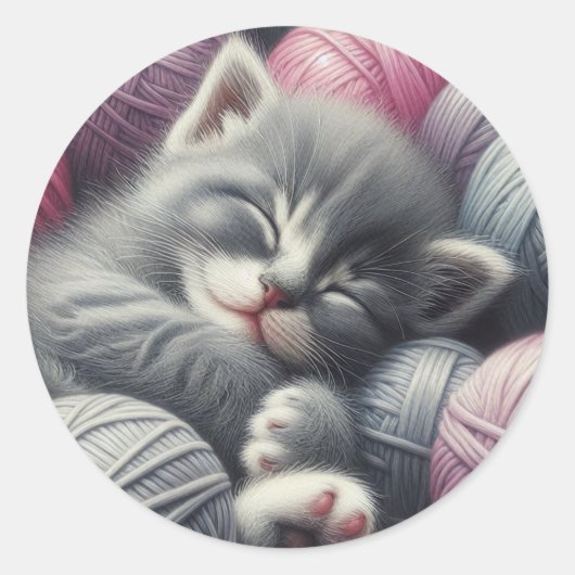 Schattige grijs en wit kitten napping in garen ronde sticker (Voorkant)