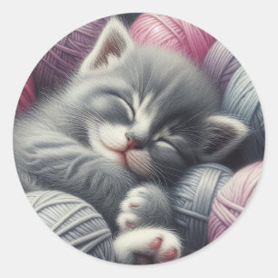 Schattige grijs en wit kitten napping in garen ronde sticker
