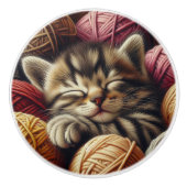 Schattige Grijs Gestreepte Kitten Napping in Garen Keramische Knop (Voorkant)