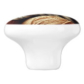 Schattige Grijs Gestreepte Kitten Napping in Garen Keramische Knop (Zijkant)