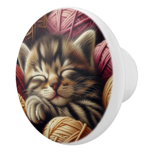 Schattige Grijs Gestreepte Kitten Napping in Garen Keramische Knop (Rechts)