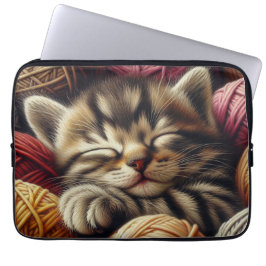 Schattige Grijs Kitten Napping in Balls of Yarn Laptop Sleeve