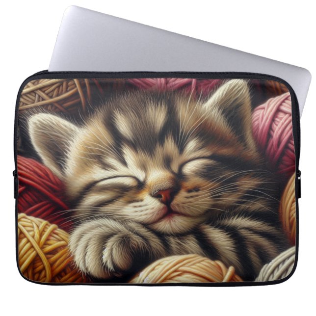 Schattige Grijs Kitten Napping in Balls of Yarn Laptop Sleeve (Voorkant)