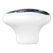 Schattige grijs konijn tegen een blauwe lucht keramische knop (Zijkant)