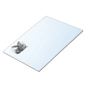 Schattige grijs konijn tegen een blauwe lucht notitieblok (Schuin)