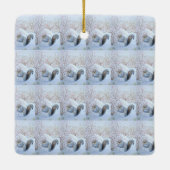 schattige grijze eekhoornsneeuwscène in wild keramisch ornament (Achterkant)