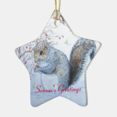 schattige grijze eekhoornsneeuwscène in wild keramisch ornament (Links)