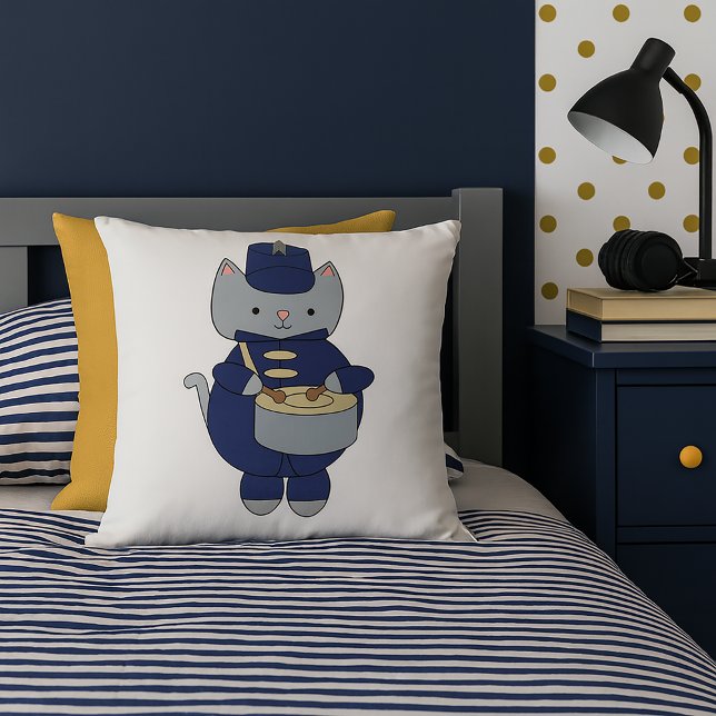 Schattige Grijze Kat Marching Band Drummer Muziek Kussen (A throw pillow with a cat playing a snare drum while wearing  navy blue & gold marching band uniform)
