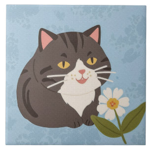 Schattige grijze kat met een kamillebloem tegeltje