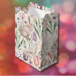 Schattige Grijze Konijn met Kleurrijke Tulpen Medium Cadeauzakje