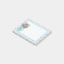 Schattige grijze tabby kat met viskom post-it® notes