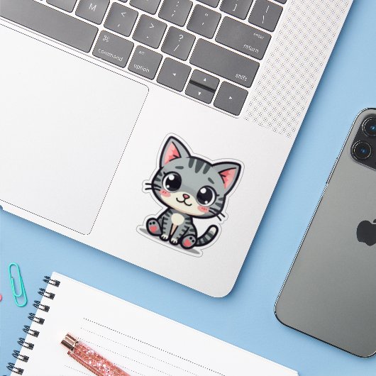 Schattige Grijze Tabby Kitten Sticker – Grote Ogen (Laptop met iPhone)