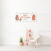 Schattige grillig Beer Camping Verjaardag Welkom Spandoek (Insitu)