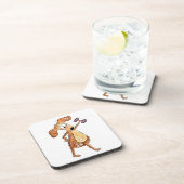 Schattige grillige bruine hond die gewichten heft bier onderzetter (Rechterzijde)