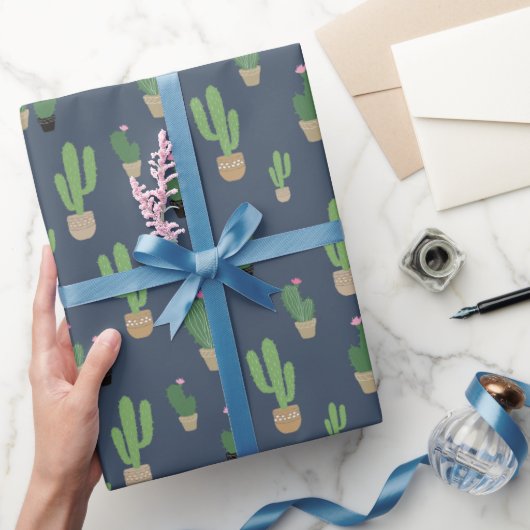 Schattige groen cactuspatroon op blauw cadeaupapier (Geschenken)