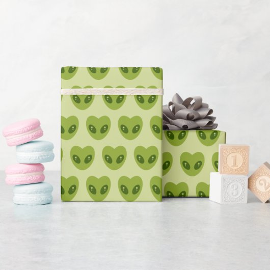 Schattige groen hartvormig buitenaards hoofdpatroo cadeaupapier (Baby Shower)