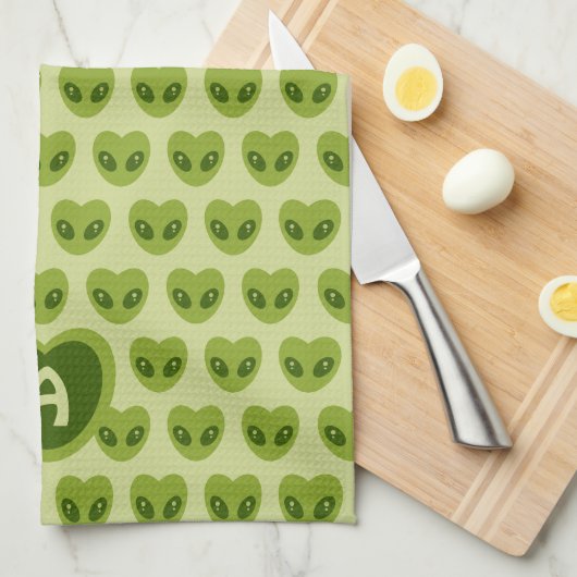 Schattige groen hartvormig buitenaards patroon mon theedoek (Quarter Fold)