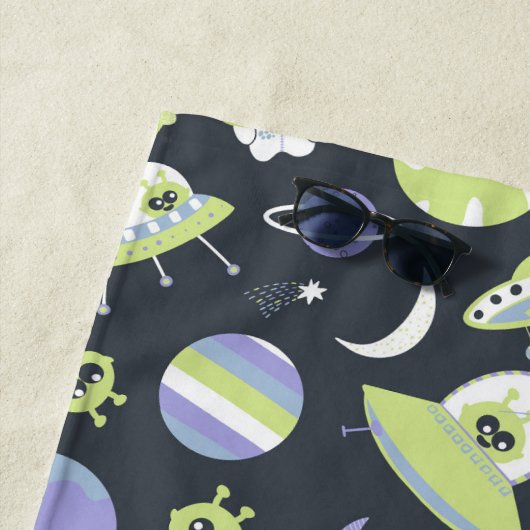 Schattige groene Aliens Space verzendt UFO-Kindere Strandlaken (In situ)