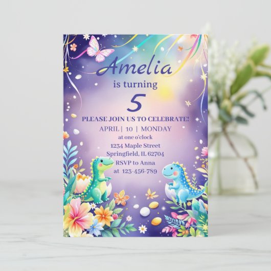 Schattige groene baby dinosaurus met blauwe thema kaart (Staand voorkant)