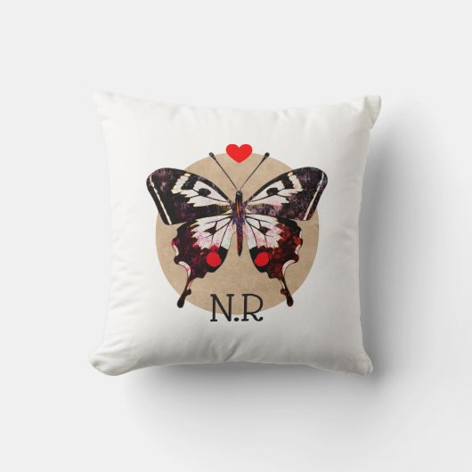 Schattige Grunge Vlinder & Harten Monogrammed Kussen (Voorkant)