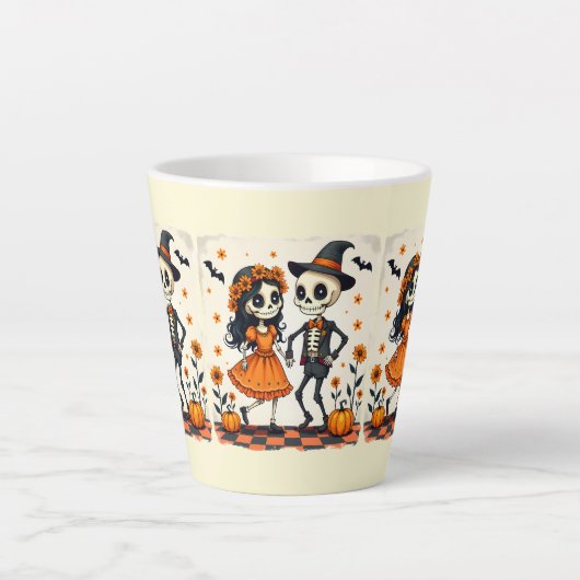 Schattige Halloween Skeleton Paar in Sinaasappel Latte Mok (Voorkant)