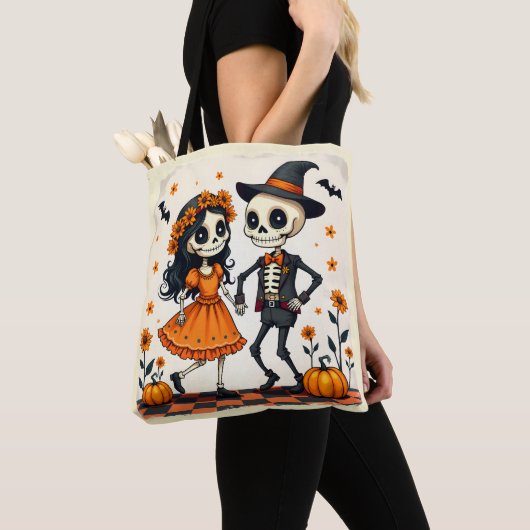Schattige Halloween Skeleton Paar in Sinaasappel Tote Bag (Dichtbij)