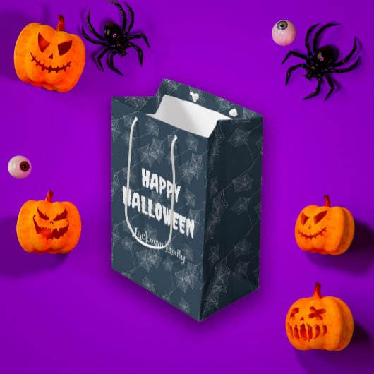 Schattige Halloween spiderweb op grijs, op maat Medium Cadeauzakje