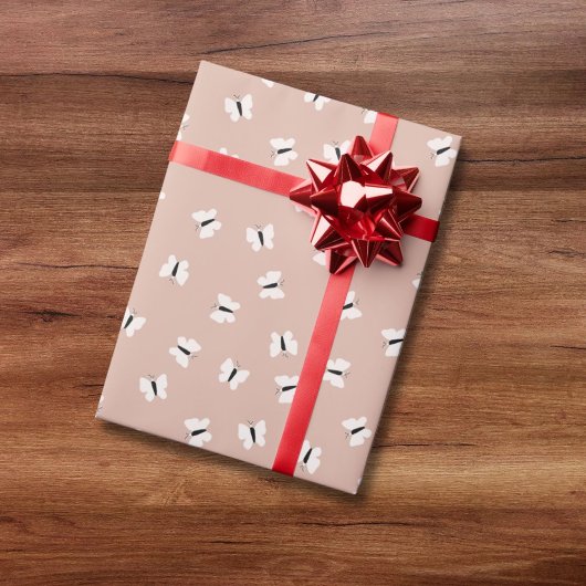 Schattige handgetekende vlinderpatroon op roze cadeaupapier