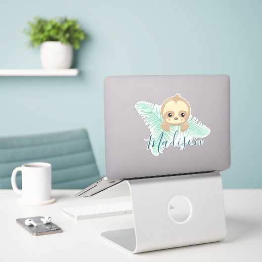 Schattige Happy Baby Sloth met palmbladeren Monogr Sticker (Laptop op bureau)
