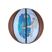 Schattige happy dolphins cartoon illustratie basketbal (Verticaal)