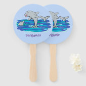 Schattige happy dolphins cartoon illustratie handwaaier (Voorkant en achterkant)