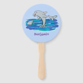 Schattige happy dolphins cartoon illustratie handwaaier (Voorkant)