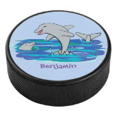 Schattige happy dolphins cartoon illustratie hockey puck (3/4)