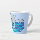 Schattige happy dolphins cartoon illustratie latte mok (Rechterhoek)