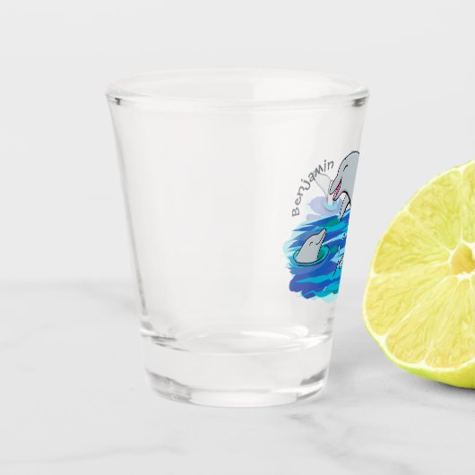Schattige happy dolphins cartoon illustratie shot glas (Links)