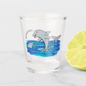 Schattige happy dolphins cartoon illustratie shot glas (Voorkant)