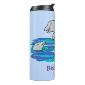 Schattige happy dolphins cartoon illustratie thermosbeker (Gedraaid links)